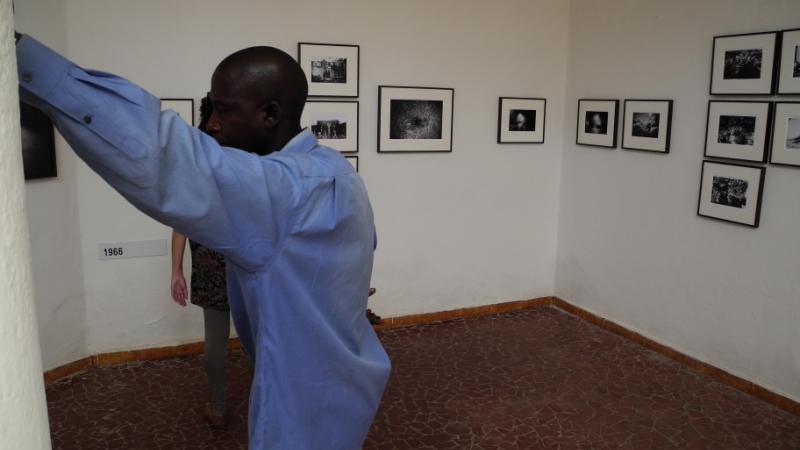 33. Imágenes de la exposición Singularidades organizada por Casa África en la VIII Edición de la Bienal de Fotografía de Bamako, 2011