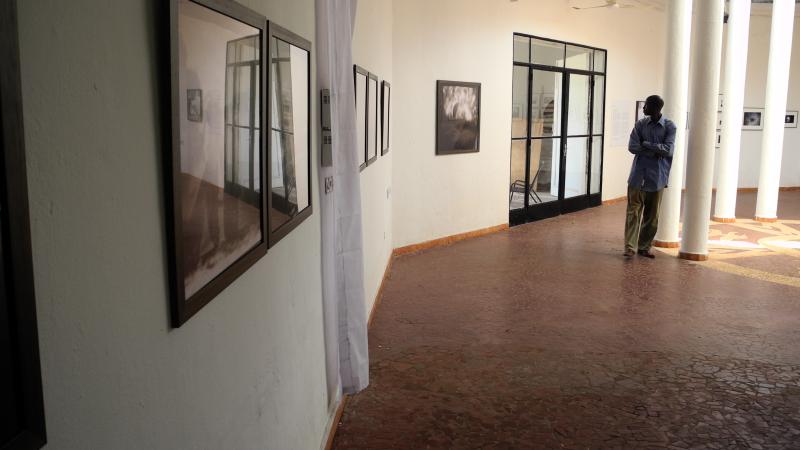 35. Imágenes de la exposición Singularidades organizada por Casa África en la VIII Edición de la Bienal de Fotografía de Bamako, 2011
