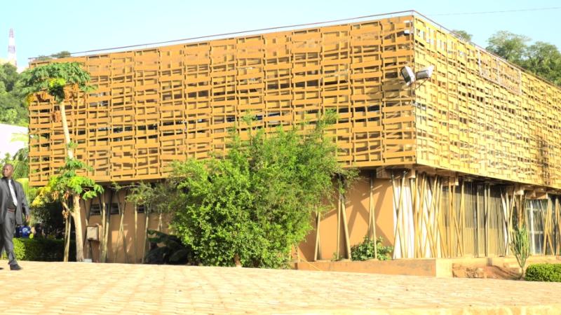 38. Imagen del centro de exposiciones donde se mostró Singularidades organizada por Casa África en la VIII Edición de la Bienal de Fotografía de Bamako, 2011