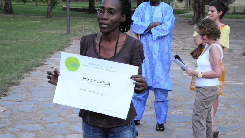49. Entrega del Premio Casa África en el VIII Edición de la Bienal de Fotografía de Bamako, 2011 a Elise Fitte-Duval
