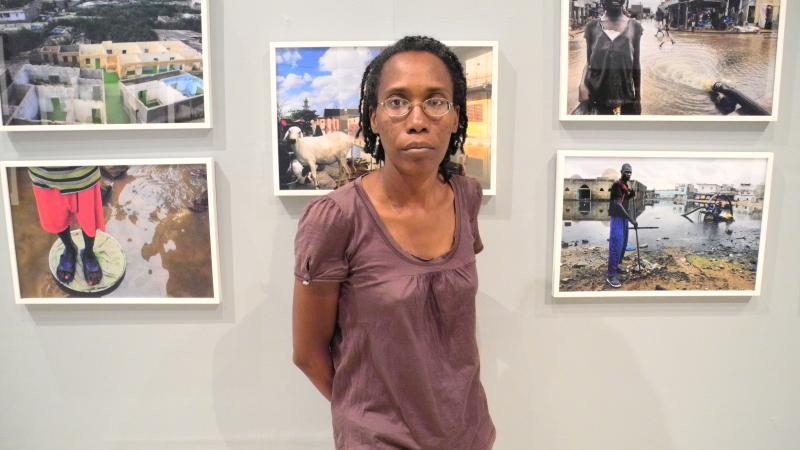52. Elise Fitte-Duval en la muestra de su trabajo en la VIII Edición de la Bienal de Fotografía de Bamako, 2011