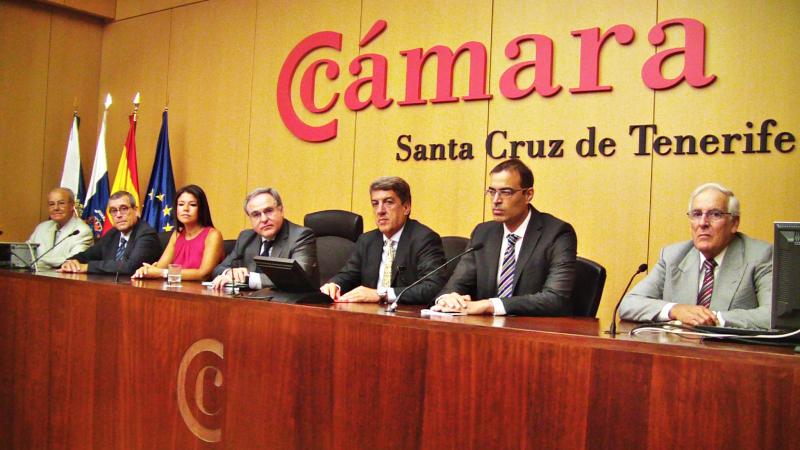 - Imagen de Guinea Bissau: Un país de oportunidades, en la Cámara de Comercio en Sta. Cruz de Tenerife, presidida por el Embajador de España en Guinea Bissau, Alfonso López Perona