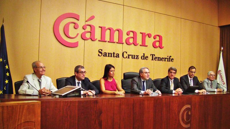 - Imagen de Guinea Bissau: Un país de oportunidades, en la Cámara de Comercio en Sta. Cruz de Tenerife, presidida por el Embajador de España en Guinea Bissau, Alfonso López Perona