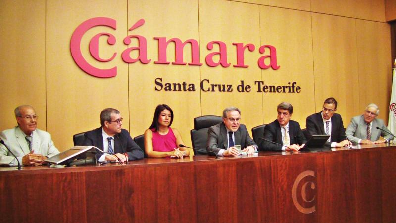 - Imagen de Guinea Bissau: Un país de oportunidades, en la Cámara de Comercio en Sta. Cruz de Tenerife, presidida por el Embajador de España en Guinea Bissau, Alfonso López Perona