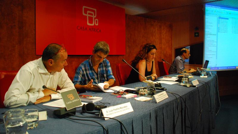 1. Imagen de la mesa de presentación del libro El Magreb y las migraciones subsaharianas: el papel de asociaciones y sindicatos  en Casa África