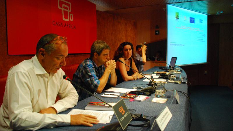 2. Imagen de la mesa de presentación del libro El Magreb y las migraciones subsaharianas: el papel de asociaciones y sindicatos  en Casa África