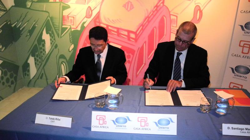 1. Firma del Memorándum entre Casa África y la OMT. A la izq. Taleb Rifai (Secretario General de la Organización Mundial del Turismo (OMT), y a la derecha Santiago Martínez-Caro (Director General de Casa África)