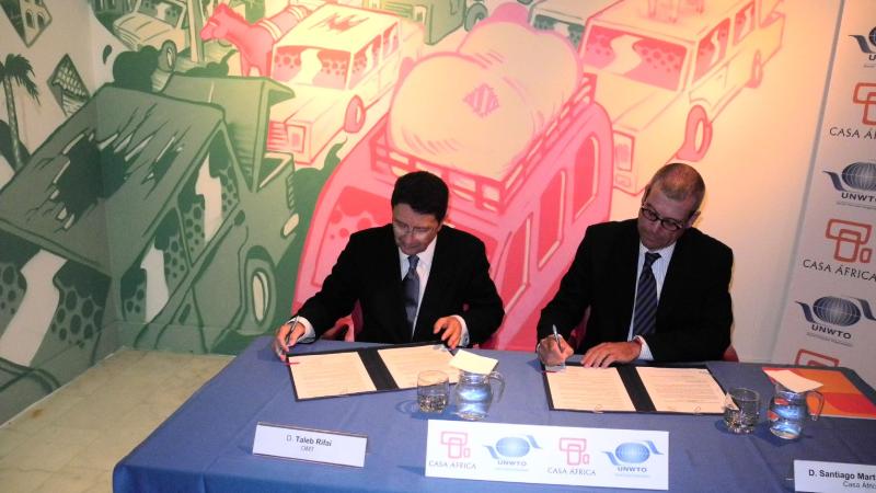 2. Firma del Memorándum entre Casa África y la OMT. A la izq. Taleb Rifai (Secretario General de la Organización Mundial del Turismo (OMT), y a la derecha Santiago Martínez-Caro (Director General de Casa África)