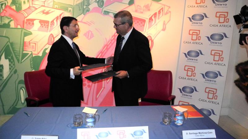 3. Acto de la firma del Memorándum entre Casa África y la OMT. A la izq. Taleb Rifai (Secretario General de la Organización Mundial del Turismo (OMT), y a la derecha Santiago Martínez-Caro (Director General de Casa África)
