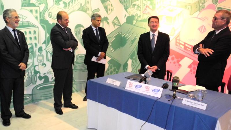 5. Acto de la firma del Memorándum entre Casa África y la OMT. A la izq. Taleb Rifai (Secretario General de la Organización Mundial del Turismo (OMT), y a la derecha Santiago Martínez-Caro (Director General de Casa África)