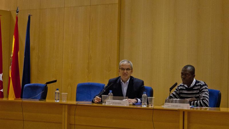 4. Imagen de una de las conferencias. De izq. a dere.: José Carlos Sendín -Doctor en Ciencias de la Comunicación y Profesor de Comunicación en la Universidad Rey Juan Carlos-, y Jean Arsène Yao -Doctor en Historia y profesor de la Universidad de Abiyán-