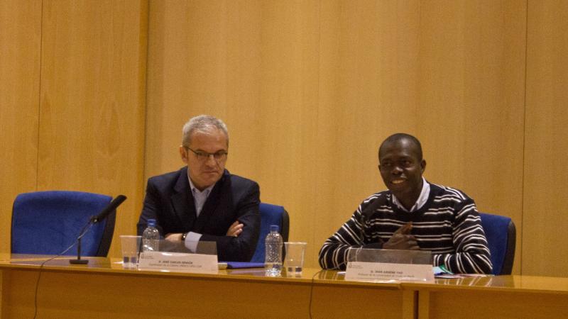 5. Imagen de una de las conferencias. De izq. a dere.: José Carlos Sendín -Doctor en Ciencias de la Comunicación y Profesor de Comunicación en la Universidad Rey Juan Carlos-, y Jean Arsène Yao -Doctor en Historia y profesor de la Universidad de Abiyán-