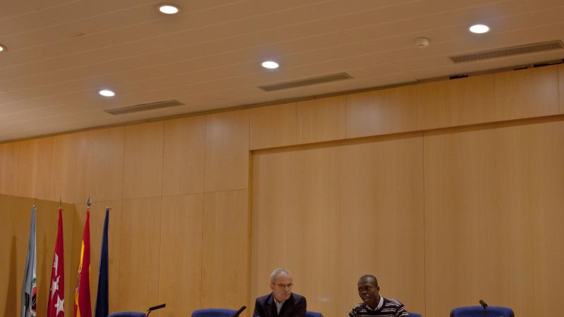 6. Imagen de una de las conferencias. De izq. a dere.: José Carlos Sendín -Doctor en Ciencias de la Comunicación y Profesor de Comunicación en la Universidad Rey Juan Carlos-, y Jean Arsène Yao -Doctor en Historia y profesor de la Universidad de Abiyán-