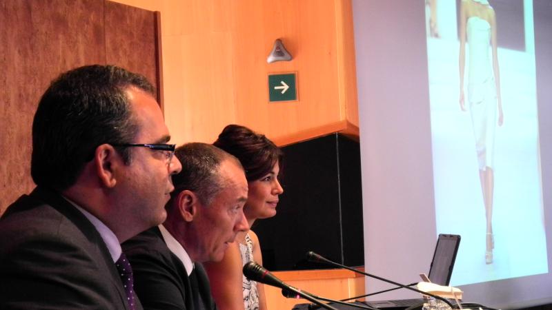 4. A la izq. Juan Domínguez Bautista, Consejero de Industria, Comercio y Artesanía del Cabildo de Gran Canaria, en la rueda de prensa