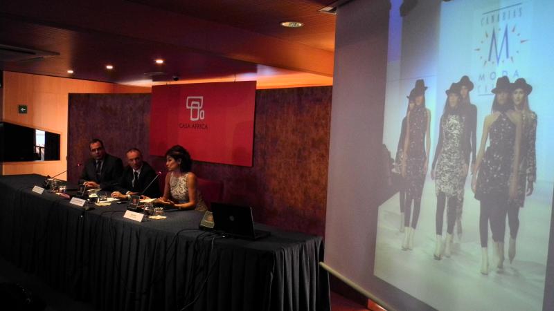 7. De izq. a derecha: Juan Domínguez Bautista - Consejero de Industria, Comercio y Artesanía del Cabildo de Gran Canaria-, Luis Padilla -Secretario General de Casa África-, y María Mía -Diseñadora y estilista-
