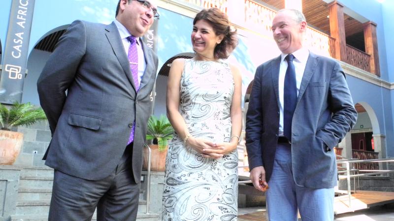 12. De izq. a derecha: Juan Domínguez Bautista - Consejero de Industria, Comercio y Artesanía del Cabildo de Gran Canaria-, Luis Padilla -Secretario General de Casa África-, y María Mía -Diseñadora y estilista- en la recepción en el Patio de Casa África