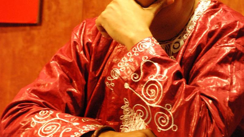 6. Imagen de Antumi Toasijé, Politólogo, Historiador y Director de Wanafrica quien ofreció la conferencia El panafricanismo ante los recientes ataques a la soberanía de los estados africanos