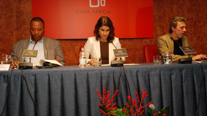 3. Mesa de conferencias presidida por Raquel Espino -Vicerrectora de Calidad e Innovación Educativa de la ULPGC-, a su izq. Paul Martins -experto de Pax Africa-, y al otro lado Javier Bauluz -periodista enviado a Ruanda-