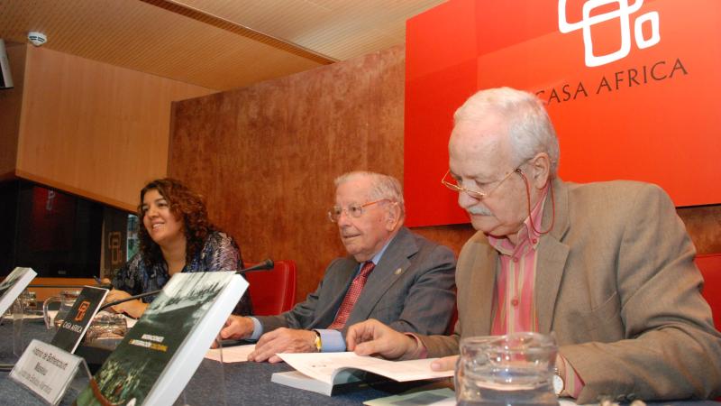 1. De izq. a dere.: Estefanía Calcines -Jefa del Área Web y Mediateca online de Casa África-, Antonio Bethencourt Massieu -Dtor. Estudios Atlánticos-, José Manuel Galván -Catedrático de Antropología Social de la Universidad de La Laguna (ULL)-