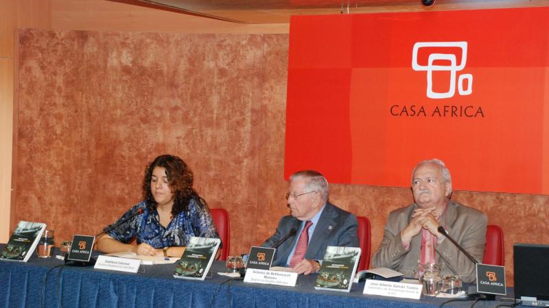 2. De izq. a dere.: Estefanía Calcines -Jefa del Área Web y Mediateca online de Casa África-, Antonio Bethencourt Massieu -Dtor. Estudios Atlánticos-, José Manuel Galván -Catedrático de Antropología Social de la ULL-