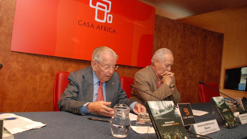 3. Imagen de Antonio Bethencourt Massieu -Dtor. Estudios Atlánticos-, y José Manuel Galván -Catedrático de Antropología Social de la ULL-