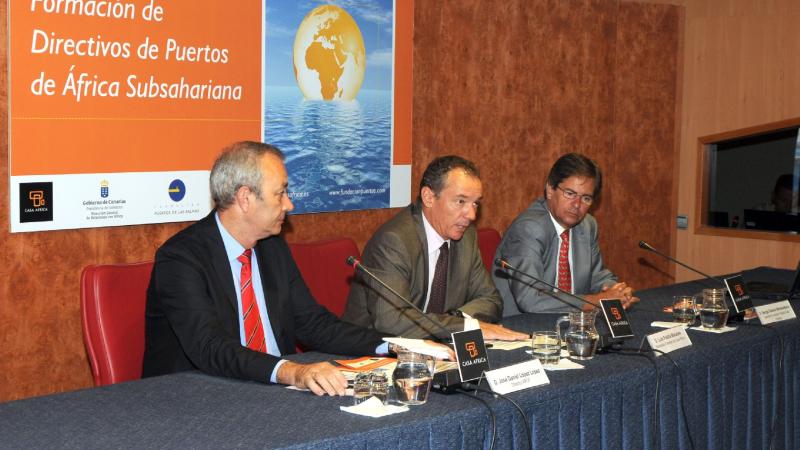 2. De izq. a dere.: José Daniel López -Dtor. APLP-, Luis Padilla -Secretario Gral. de Casa África-, Sergio Galván -FPLP- durante la inaguración del seminario