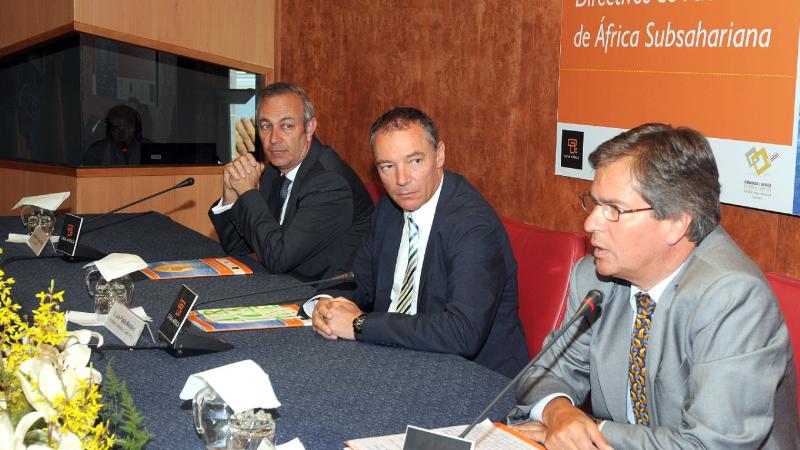 3. De izq. a dere.: José Daniel López -Dtor. APLP-, Luis Padilla -Secretario Gral. de Casa África-, Sergio Galván -FPLP- durante la inaguración del seminario