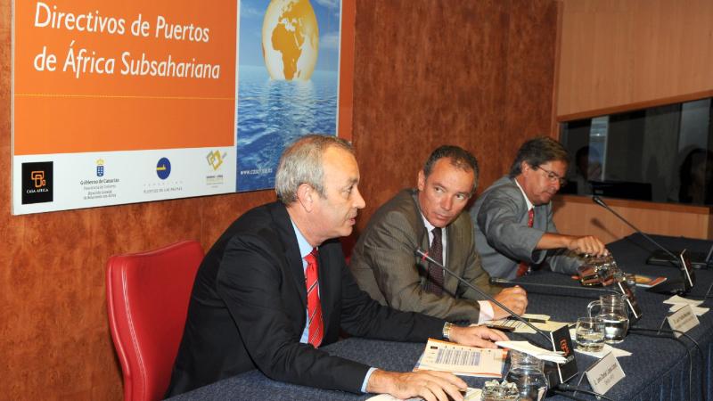 4. De izq. a dere.: José Daniel López -Dtor. APLP-, Luis Padilla -Secretario Gral. de Casa África-, Sergio Galván -FPLP- durante la inaguración del seminario