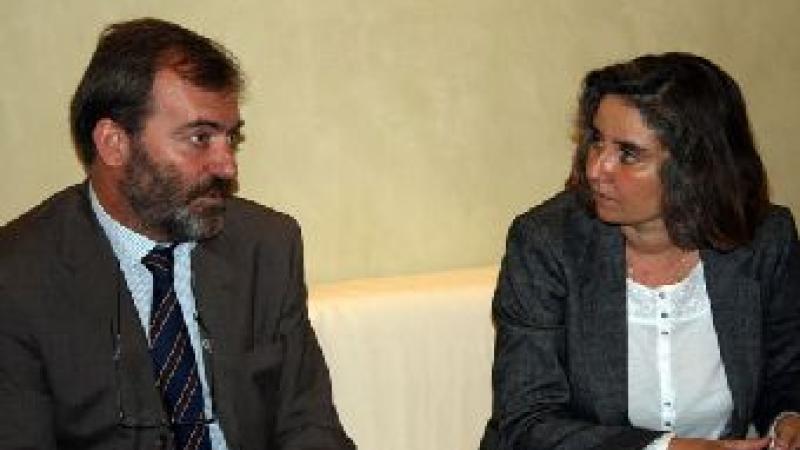 2. Firma del convenio entre Casa África y SILA. A la izq. Ricardo Martínez -Director General de Casa África- y Ángeles Alonso -Codirectora del SILA-