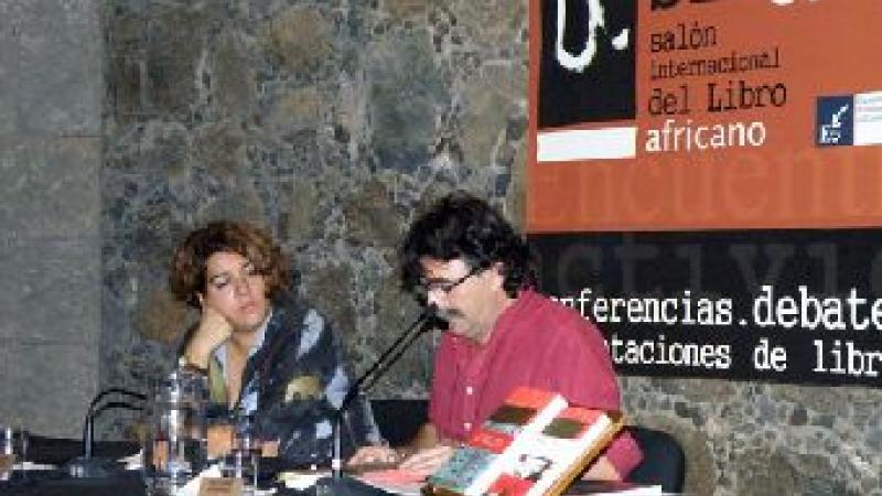 28. Imagen de Estefanía Calcines -Jefa del Área Web y Mediateca de Casa África- y Antonio Lozano (Escritor y traductor) en la presentación de Historia de la Literatura Negroafricana de Lilyan Kesteloot