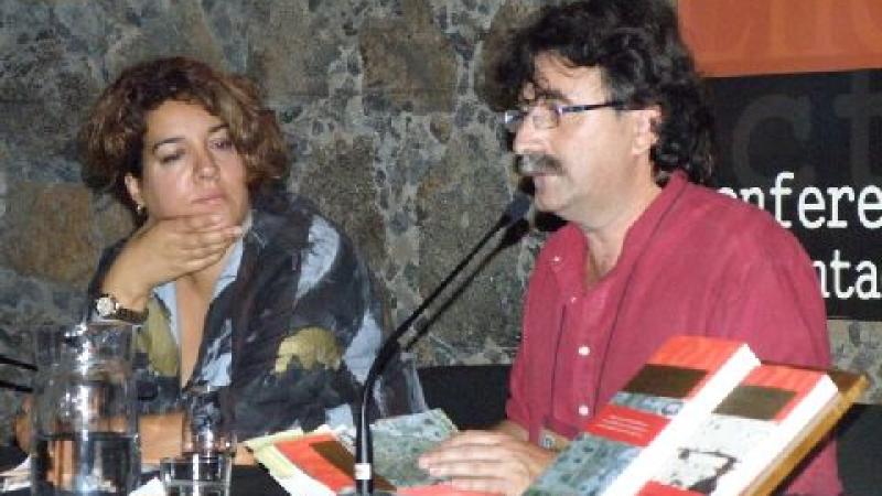 29. Imagen de Estefanía Calcines -Jefa del Área Web y Mediateca de Casa África- y Antonio Lozano (Escritor y traductor) en la presentación de Historia de la Literatura Negroafricana de Lilyan Kesteloot