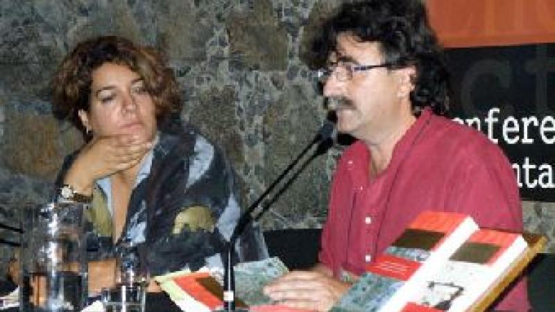 30. Imagen de Estefanía Calcines -Jefa del Área Web y Mediateca de Casa África- y Antonio Lozano (Escritor y traductor) en la presentación de Historia de la Literatura Negroafricana de Lilyan Kesteloot
