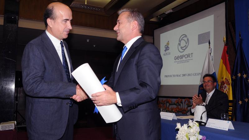 3. Imagen del acto de entrega de los Premios Fundación Puertos de Las Palmas en 2012 a Casa África