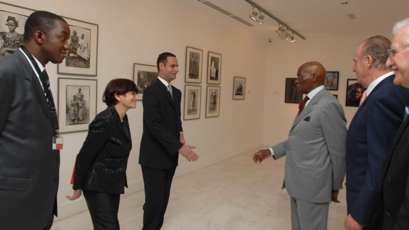 1. Imágenes de la inauguración privada de la exposición 3+3, África plural en Casa África con la presencia de Sus Majestades los Reyes de España