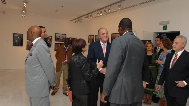 2. Imágenes de la inauguración privada de la exposición 3+3, África plural en Casa África con la presencia de Sus Majestades los Reyes de España