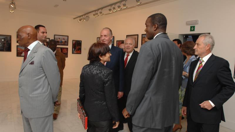 3. Imágenes de la inauguración privada de la exposición 3+3, África plural en Casa África con la presencia de Sus Majestades los Reyes de España
