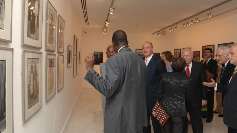 4. Imágenes de la inauguración privada de la exposición 3+3, África plural en Casa África con la presencia de Sus Majestades los Reyes de España