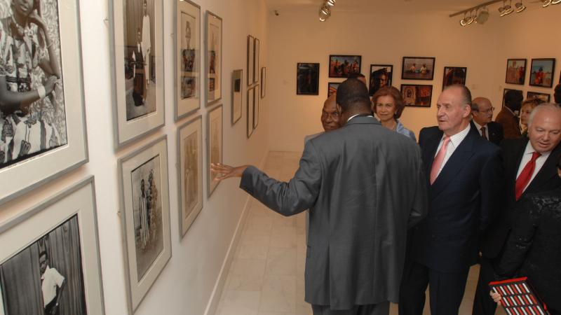 5. Imágenes de la inauguración privada de la exposición 3+3, África plural en Casa África con la presencia de Sus Majestades los Reyes de España