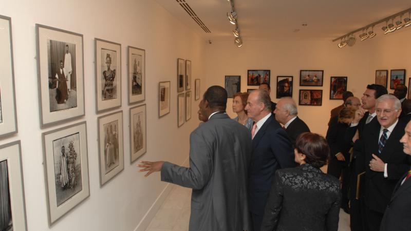 6. Imágenes de la inauguración privada de la exposición 3+3, África plural en Casa África con la presencia de Sus Majestades los Reyes de España