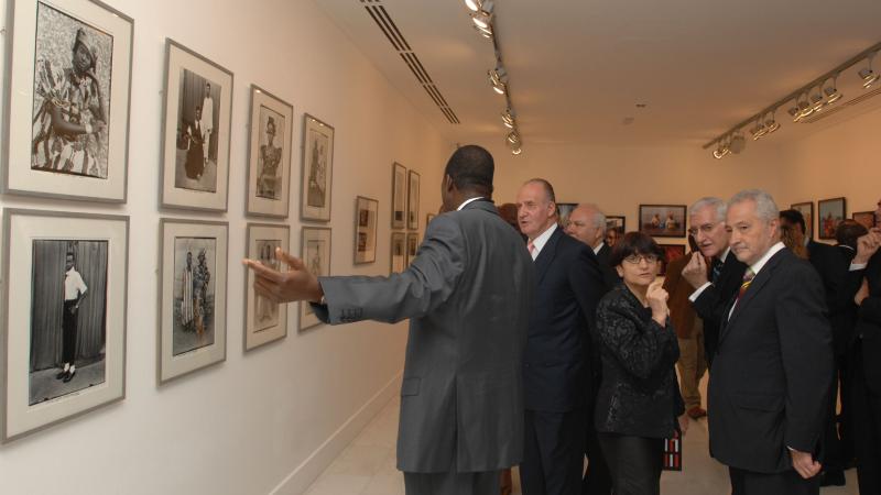 7. Imágenes de la inauguración privada de la exposición 3+3, África plural en Casa África con la presencia de Sus Majestades los Reyes de España