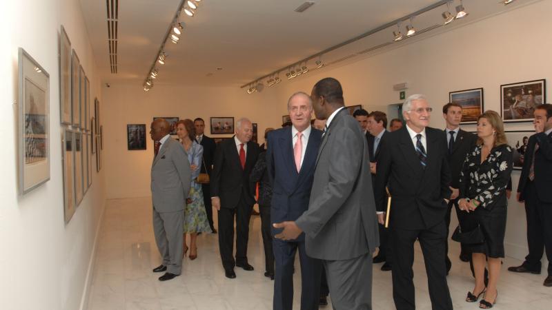 8. Imágenes de la inauguración privada de la exposición 3+3, África plural en Casa África con la presencia de Sus Majestades los Reyes de España