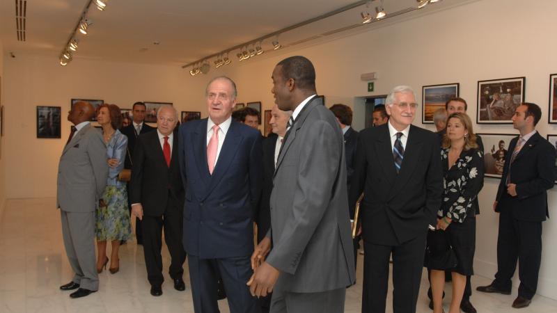 9. Imágenes de la inauguración privada de la exposición 3+3, África plural en Casa África con la presencia de Sus Majestades los Reyes de España
