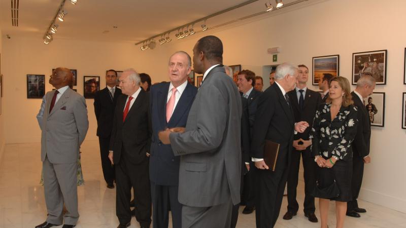 10. Imágenes de la inauguración privada de la exposición 3+3, África plural en Casa África con la presencia de Sus Majestades los Reyes de España