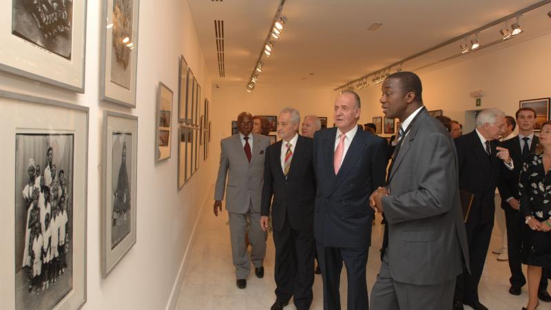 11. Imágenes de la inauguración privada de la exposición 3+3, África plural en Casa África con la presencia de Sus Majestades los Reyes de España