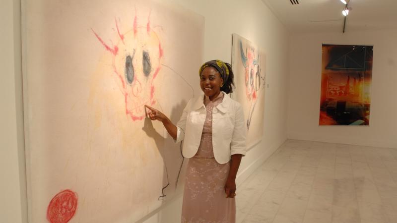 27. Imagen de Pélagie Gbaguidi junto a su obra en la inauguración pública de la exposición 3+3, África Plural en la sede de Casa África