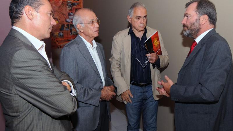 3. Félix Juan Bordes con Ricardo Martínez -Director General de Casa África- en la inaguración de la exposición AEA Tubab: ¿África es así, m’zungu?, 2008