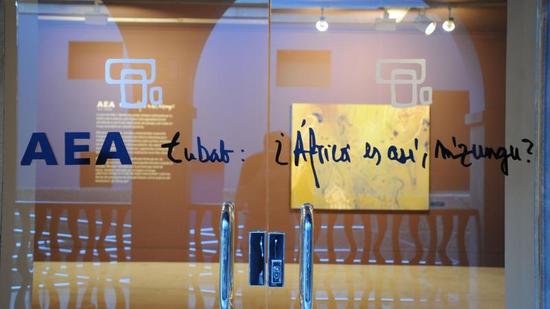 9. Imagen de la exposición en Casa África AEA Tubab: ¿África es así, m’zungu?, 2008
