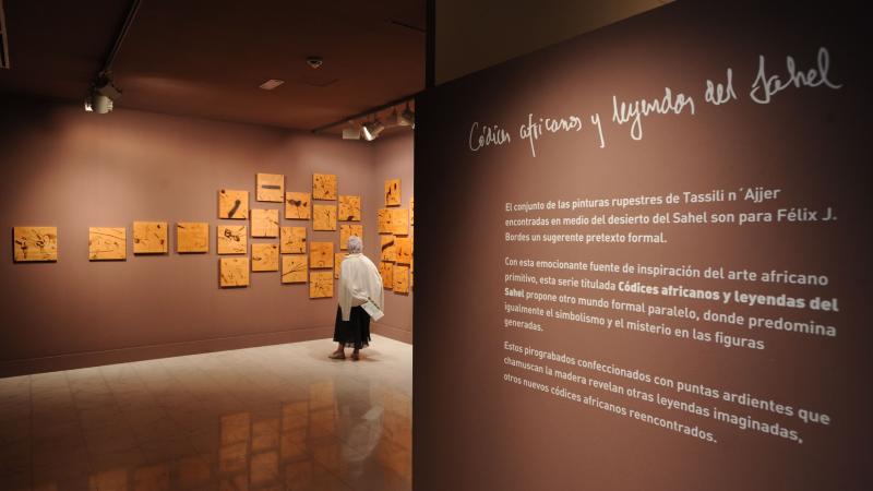 21. Imagen de la exposición en Casa África AEA Tubab: ¿África es así, m’zungu?, 2008