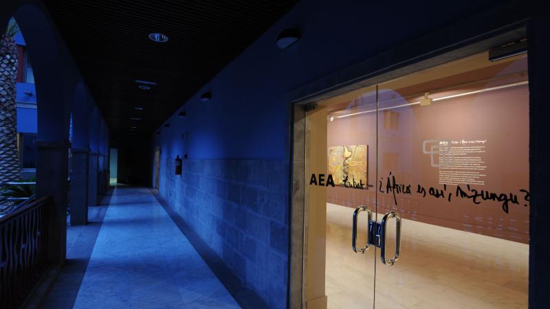 33. Imagen de la exposición en Casa África AEA Tubab: ¿África es así, m’zungu?, 2008