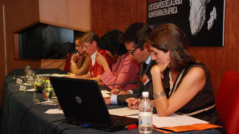 1. Imagen de la mesa de debate Crisis Alimentaria en África en Casa África, 2008